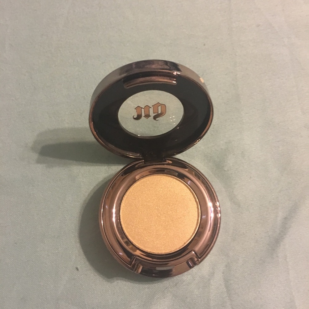 urban decay eyeshadow in vanilla.
